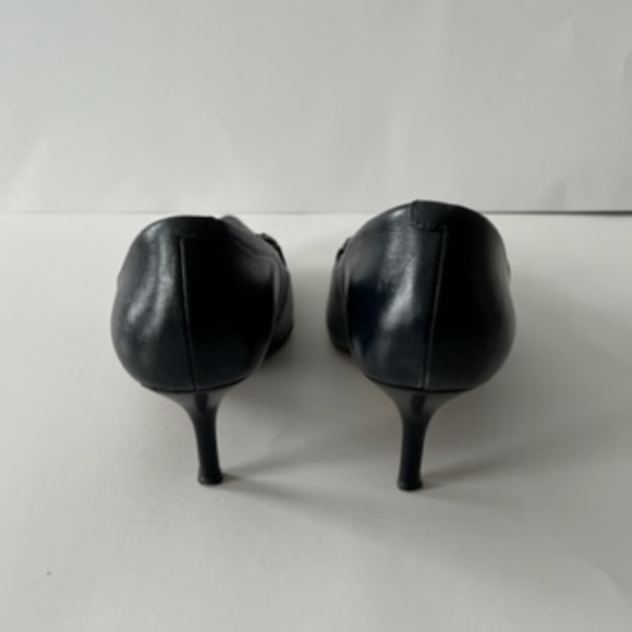 (*2 for $30) Leather Coach Navy Pumps size 6 - Picture 2 of 14